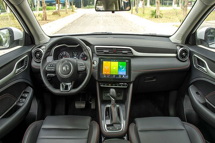 MG ZS Smart Up mới sử dụng màn hình cảm ứng 10,1 inch lớn hơn bản cũ 8 inch, màn hình hiển thị sắc nét hơn. Ngoài ra, ZS mới còn được tích hợp camera 360 độ hiển thị 3D, trong khi bản cũ chỉ là camera lùi thông thường. Các núm xoay điều chỉnh của hệ thống điều hòa cũng được thay đổi sang hàng phím piano hiện đại và tinh tế hơn. Phanh tay điện tử tích hợp giữ phanh tự động cũng là trang bị mới trên phiên bản 2021.