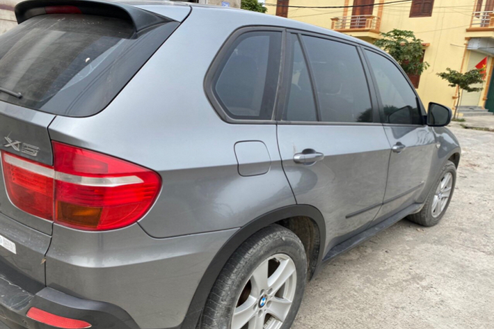 Chính vì thế, X5 luôn là đích đến của các khách hàng trung niên yêu thích SUV Đức, đặc biệt với những “Bimmer” có cảm tình với thương hiệu xe Đức. Khác với “người anh em” crossover X6 (E71) cùng thế hệ, X5 (E70) ít kén người chơi hơn vì X5 có tính đa dụng và linh hoạt thích hợp để phục vụ cho gia đình như hàng ghế thứ 2 thoải mái hơn, bên cạnh hàng ghế thứ 3 cũng đáp ứng cho nhu cầu mua xe chở nhiều người.