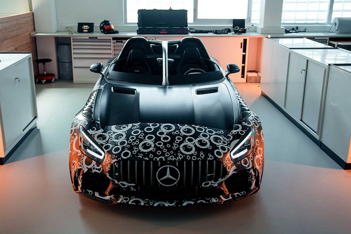 Giống như các mẫu speedster khác, siêu xe Bussink GT R SpeedLegend được lược bỏ cột A cũng như kính chắn gió phía trước. HWA AG cũng sử dụng tối đa vật liệu sợi carbon để khối lượng xe đạt mức tối ưu, cũng như ngoại thất được sơn mờ đồng nhất với các chi tiết bằng sợi carbon.