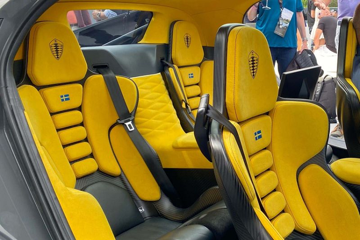 Ngoài bộ ghế thế hệ mới, Koenigsegg Gemera còn có nhiều tiện nghi hiện đại như bọc da cao cấp, sạc không dây, hệ thống âm thanh 11 loa, điều hoà tự động 3 vùng độc lập, các kết nối không dây với điện thoại hay thậm chí là cả đèn đọc sách...