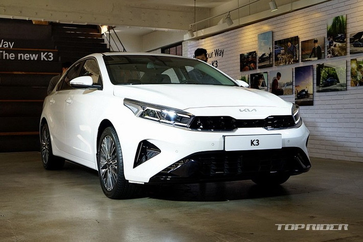 Một trong những nâng cấp đáng chú ý trên mẫu xe Kia Cerato thế hệ mới là việc bổ sung các công nghệ hỗ trợ về an toàn, bao gồm hệ thống hỗ trợ giữ làn đường, hệ thống hỗ trợ tránh va chạm phía trước và phía sau, hệ thống kiểm soát hành trình thông minh, hệ thống hỗ trợ lái xe trên đường cao tốc, hệ thống giám sát phía sau, hệ thống cảnh báo người lái khi mất tập trung, hệ thống cảnh báo hướng đi an toàn, hệ thống phòng ngừa va chạm chéo phía sau...