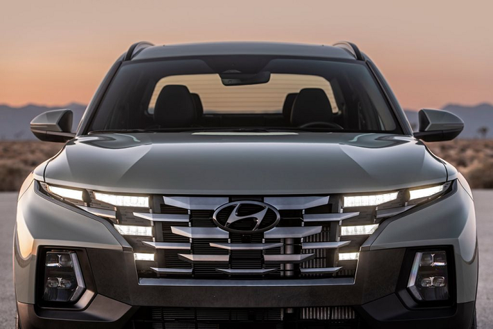 Về nội thất, Santa Cruz được trang bị màn hình thông tin giải trí 8 inch tiêu chuẩn, hỗ trợ Apple CarPlay và Android Auto. Nếu muốn, khách hàng có thể nâng cấp lên thành màn hình 10 inch. Nhiều thông tin cho rằng Hyundai Santa Cruz cũng sẽ có thêm những trang bị như hệ thống giải trí âm thanh Harman / Kardon, sạc không dây, cột phát sóng di động.