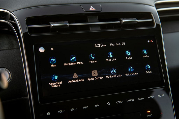 Về ngoại thất, dễ dàng nhận thấy Hyundai Santa Cruz thừa hưởng thiết kế lưới tản nhiệt từ người anh em Hyundai Tucson thế hệ mới. Lưới tản nhiệt hình thang kết hợp cụm đèn LED chạy ban ngày kiểu bậc thang khá ấn tượng. Giống với Santa Fe và Kona, Hyundai Santa Cruz cũng có đèn pha được đặt thấp xuống dưới.