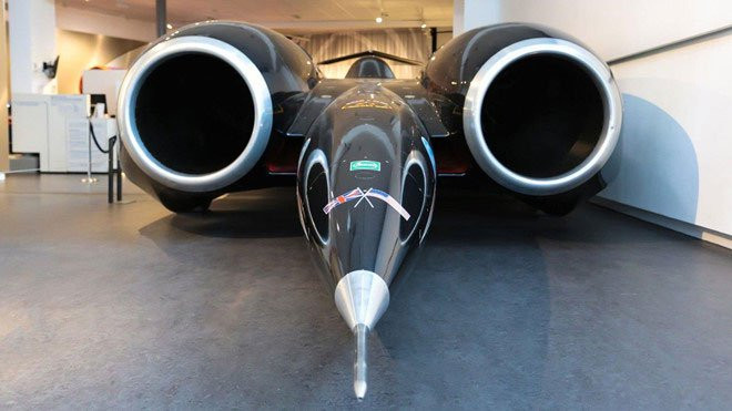 Xe nhanh nhất. Kỷ lục lái xe nhanh nhất trên mặt đất là 1.228 km/h, được thiết lập bởi Andy Green trong chiếc Thrust SSC vào năm 1997.