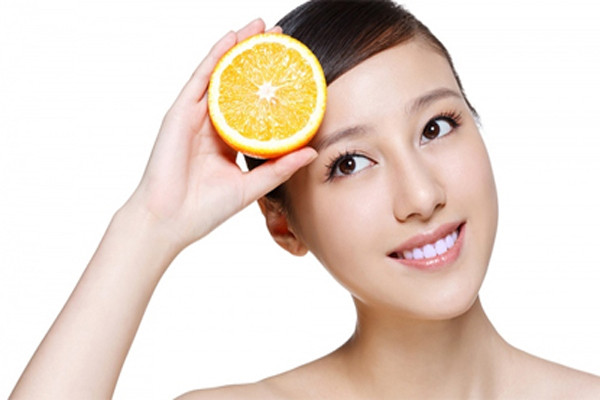 Bạn cũng có thể dùng cam để chăm sóc mắt bằng cách trộn nước cam với glycerine hoặc một chút gelatin, sau đó thoa lên vùng da dưới mắt nhiều lần trong tuần và để trong vài giờ hoặc qua đêm. Vitamin C trong cam được xem là dưỡng chất lý tưởng để duy trì làn da sáng khỏe, mịn màng.