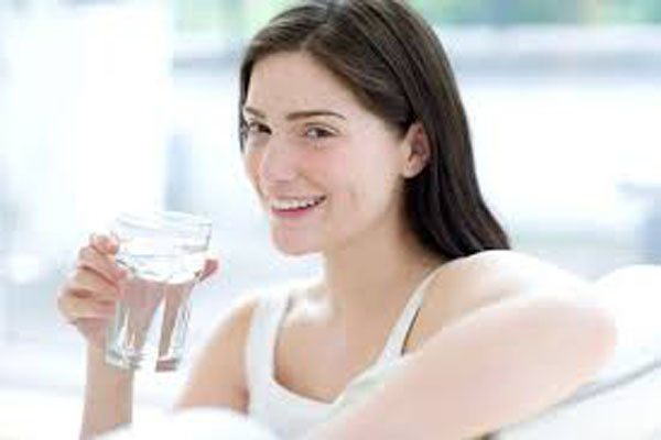 Uống đủ nước là cách đơn giản nhất để ngăn ngừa bọng quanh mắt. Giảm lượng muối trong bữa ăn, nước ngọt hay đồ uống có đường hay cà phê cũng có thể giúp cơ thể giữ nước.