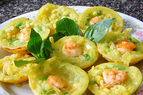 Bánh khọt. Bột bánh gồm gạo xay bột ướt, gạo nấu thành cơm và làm bún để nguội rồi xay đặc. Bột sau khi xay, nêm các loại gia vị như muối, đường, bột ngọt. Đánh trứng gà trộn đều vào bột cho bánh có độ xốp. Nước cốt dừa quấy đều cho bột có độ béo.