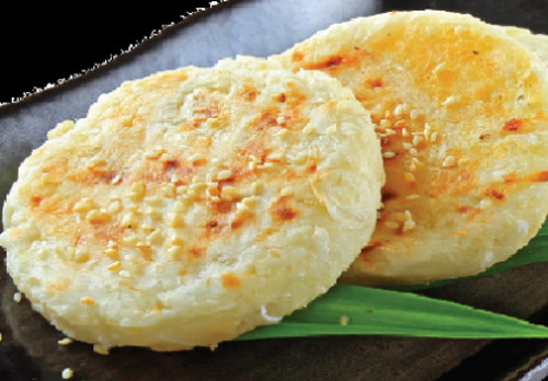 Bánh khoai mỳ. Bánh có ba thành phần chính là khoai mì, bột, đường. Món bánh dân dã này không khó để bắt gặp trên hè phố, giờ đây nó đã xuất hiện trong các nhà hàng, quán ăn sang trọng với vị trí không hề kém cạnh so với “anh em” bánh ngọt đến từ các nền ẩm thực nổi tiếng trên thế giới.