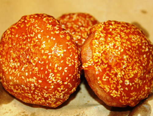 Bánh cam. Bánh này được làm từ bột nếp và bột gạo nên không ngán lại dẻo dai thơm ngon. Bột được nhồi dẻo, mềm để làm vỏ bánh, chia thành từng viên tròn nhỏ và nắn dẹt, cho nhân đậu xanh vào giữa rồi vo tròn lại, sau đó lăn qua vừng cho vừng bám đều bên ngoài rồi đem chiên.