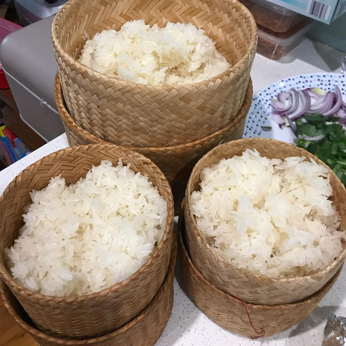 Đặc biệt, thịt gà còn kỵ cơm nếp vì ăn chung sẽ sinh ra bạch thốn trùng, trong dân gian gọi là sán dây, sán xơ mít. Ảnh: vngo.
