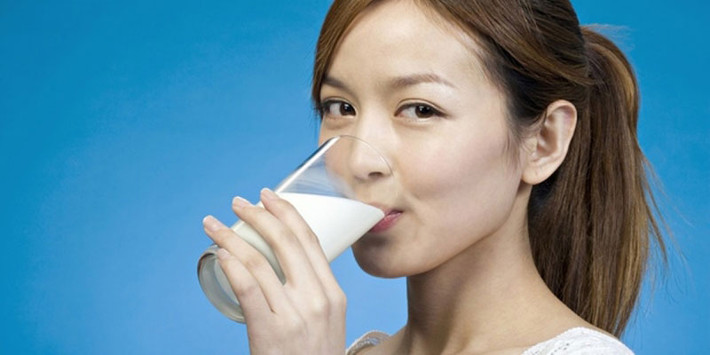 Thậm chí, nếu bạn vừa ăn thịt gà vừa uống sữa có thể gây ra bệnh bạch biến. Ảnh: tgdd.