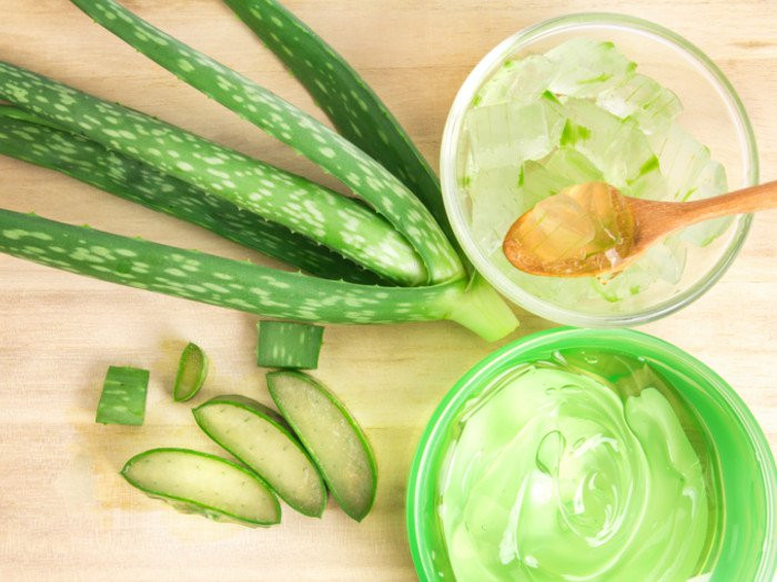 Cuối cùng, bạn trộn hỗn hợp gel nha đam, bơ, dầu dừa với sáp ong tan chảy, đổ hỗn hợp vào lọ thủy tinh và bảo quản trong tủ lạnh. Ảnh: f2fcdn.