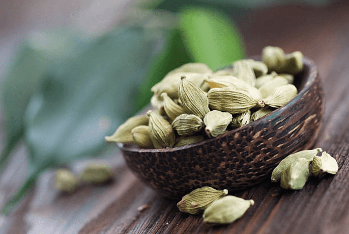 Bạch đậu khấu là một loại gia vị giúp kiểm soát huyết áp cao. Bạch đậu khấu chứa flavonoid và kali - một khoáng chất để ổn định nhịp tim của bạn và kiểm soát huyết áp. Ảnh: hellobacsi.