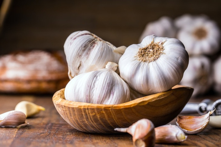 Đồng thời, tỏi còn có tác dụng thu ngắn thời gian sống của tinh trùng khi ở trong cơ thể nữ giới. Ảnh: editorchoice.