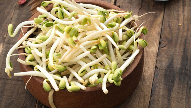 Lý do là vì giá đỗ thường làm ở nhiệt độ 30 – 35 dộ C, đây là môi trường tốt cho vi sinh vật phát triển. Hơn nữa, giá đỗ nếu không rửa sạch sẽ dễ bị nhiễm vi sinh vật. Ảnh: vinmart.