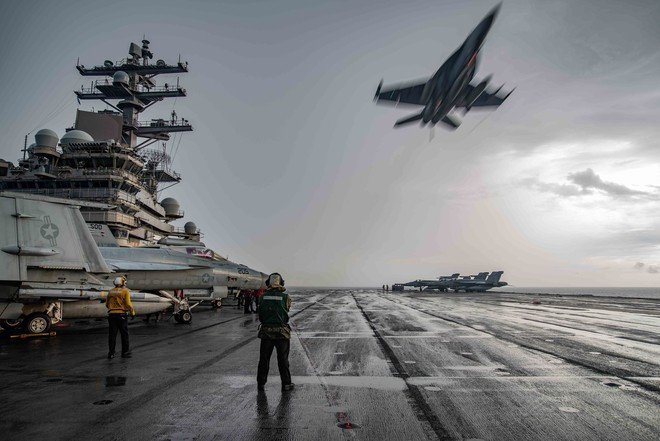 Tính từ ngày 21/6 đến nay, biên đội tàu sân bay Nimitz (CVN-68) của hải quân Mỹ, đã tiến hành diễn tập đôi tàu sân bay gần như liên tục; đầu tiên là với cuộc tập trận với biên đội tàu sân bay USS Roosevelt, và sau đó là với biên đội tàu sân bay USS Reagan. Ảnh: Tiêm kích hạm F/A-18 bay ngang tàu sân bay USS Ronald Reagan trên Biển Đông ngày 4/7 - Nguồn: Hải quân Mỹ.