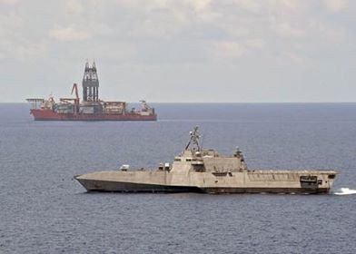 Tàu USS Gabrielle Giffords (LCS-10) cũng chính là tàu chiến Mỹ đã áp sát dàn khoan West Capella của Malaysia hồi ngày 12/5. Lúc đó, giàn khoan Malaysia cũng đang bị tàu Hải Dương-4 bám đuôi và tạo áp lực. Ảnh: Tàu USS Gabrielle Giffords (LCS-10) của hải quân Hoa Kỳ tuần tra gần giàn khoan Malaysia hồi tháng 5.