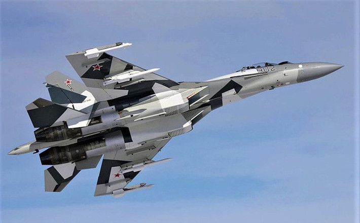 Với việc nếu sở hữu Su-35, đây sẽ là tiêm kích có sức mạnh lớn nhất ở khu vực Đông Nam Á, đối trọng được với việc nước láng giềng Australia và Singapore triển khai các máy bay chiến đấu F-35 cũng như có trong tay một chiến đấu cơ vượt trội hơn mẫu tiêm kích hạm J-15 Shenyang của nhóm tàu sân bay Trung Quốc vốn có xung đột trên biển với Indonesia. Ảnh: Tiêm kích Su-35 của Nga.