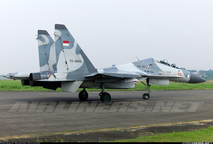 Indonesia từ lâu đã cảnh giác về sự phụ thuộc càng gia tăng của mình vào vũ khí Phương Tây. Sau những căng thẳng với láng giềng Australia trong thập niên 1990, dẫn đến lệnh trừng phạt của Hoa Kỳ đã vô hiệu hóa những chiếc F-16 của nước này và tạo lợi thế rất lớn cho đối thủ, Indonesia đã quyết định xích lại gần Nga hơn. Ảnh: Tiêm kích Su-30 của Không quân Indonesia.