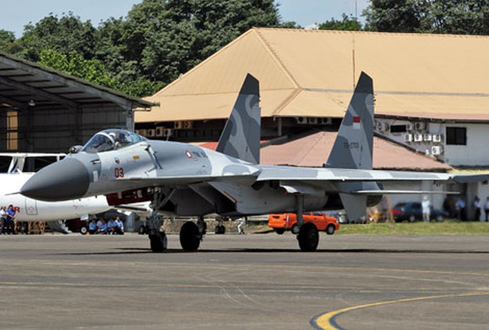 Dù vậy, hiện nay, xương sống của lực lượng Không quân Indonesia lại là các tiêm kích Su-27 và Su-30 cũng được nhập khẩu từ Nga. Theo các nhà quân sự nước này, việc mua Su-35 sẽ vô cùng thuận lợi để vận hành bởi nó có nhiều điểm tương đồng với các chiến đấu cơ mà Indonesia đã sở hữu trước đó. Điều này cho phép Su-35 có thể sử dụng cùng loại vũ khí và phần lớn cơ sở hạ tầng hậu cần kỹ thuật, giảm bớt gánh nặng bảo trì, đồng thời đảm bảo khả năng hiệp đồng cao với những máy bay hiện có. Ảnh: Tiêm kích Su-27 của Không quân Indonesia.
