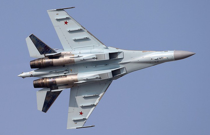 Dự định mua sắm Su-35 của Indonesia cũng đã gặp rất nhiều cản trở bởi Hoa Kỳ đe dọa sẽ áp đặt những lệnh trừng phạt kinh tế lên nước này nếu ký kết hợp đồng với Nga. Dẫu vậy, các phản ứng của indonesia là rất phức tạp và không có sự thống nhất cao, khi mà vừa trước đó quân đội nước này đã tuyên bố sẽ không khuất phục trước Hoa Kỳ và mua Su-35 thì nay lại đổi ý. Ảnh: Tiêm kích Su-35 của Nga.