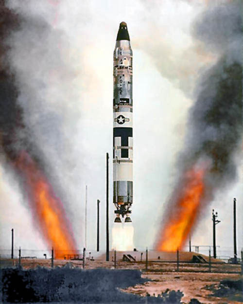 Loại ICBM có sức răn đe lớn nhất của Liên Xô là loại R-36M; loại tên lửa này được bắt đầu phát triển vào giữa thập niên 1960, khi Chiến tranh Lạnh giữa Liên Xô và Mỹ đang ở mức khốc liệt nhất. Ảnh: Thử nghiệm ICBM LGM-25C Titan II từ một silo dưới lòng đất tại Vandenberg, Mỹ giữa những năm 1970 - Nguồn: Wikipedia.