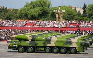 Bộ trưởng Quốc phòng Trung Quốc cho biết, DF-26 có 4 điểm đặc biệt bao gồm: Là phát minh độc lập và của riêng Trung Quốc, trang bị cả đầu đạn hạt nhân và đầu đạn thông thường, có khả năng tấn công mục tiêu cả trên đất liền lẫn trên biển với độ chính xác cao, tích hợp nhiều công nghệ mới và có tính bảo mật cao. Ảnh: Đội hình DF-26 đang đi qua khán đài tại quảng trường Thiên An Môn.