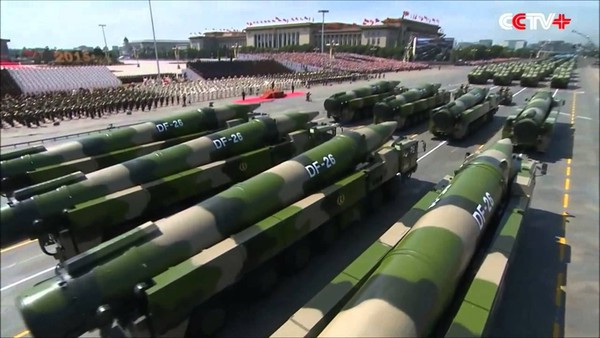 Theo các thông tin công bố, tầm bắn của DF-26 là 3.000-4.000km, có thể vươn đến đảo Guam của Mỹ, nếu đặt ở Hải Nam có thể khống chế toàn bộ Đông Nam Á, vươn đến vịnh Bengal (Ấn Độ) và thậm chí là chạm đến cả bờ Bắc nước Úc. Ảnh: Đội hình tên lửa đạn đạo DF-26 của Trung Quốc trong một cuộc duyệt binh.