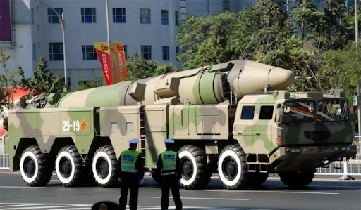 Việc Trung Quốc đưa vào biên chế DF-21D và DF-26 thực sự cho phép nước này có thể tấn công các mục tiêu trên mặt nước ở biển Đông từ khoảng cách xa, tuy nhiên điều đó đòi hỏi phải có một mạng lưới radar liên hoàn, rộng lớn và chặt chẽ trên một vùng biển rộng lớn để chỉ thị mục tiêu cho tên lửa. Hơn nữa, dù cho có tốc độ bay rất lớn tuy nhiên đầu dò của DF-21D chỉ có thể làm việc ở tốc độ Mach2-3. Đây là tốc độ thường thấy ở nhiều loại tên lửa chống hạm thông thường tuy nhiên nó lại DF-21D lại bay ở tầm cao hơn 20km nên việc đánh chặn với các tổ hợp phòng không tầm trung, xa trên tàu chiến là có thể thực hiện được. Ảnh: Dàn phóng di động của tên lửa DF-26 trên đường phố Bắc Kinh.