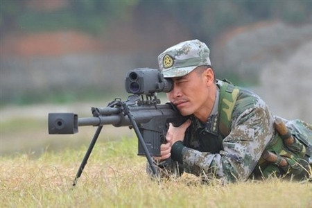 Súng sử dụng thiết bị ngắm tích hợp, bao gồm ống ngắm ban ngày có độ phóng đại trên 8X, kính nhìn đêm, thiết bị đo khoảng cách bằng laser cùng máy tính đường đạn. QBU-10 được xuất khẩu với tên gọi M-99 và được các phe tham chiến ở Syria sử dụng rộng rãi. Ảnh: Một lính Trung Quốc đang huấn luyện với khẩu QBU-10 - Nguồn: Chinadefence.