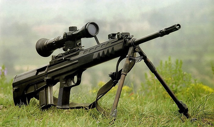 Những công nghệ hiện đại đã được áp dụng vào sản xuất QBU-88 bao gồm máy phay kỹ thuật số CNC, cho mức độ gia công các chi tiết súng chính xác và sử dụng rộng rãi vật liệu polymer cao phân tử để giảm trọng lượng. Bề mặt của súng được phosphat hóa để có màu đen, giúp ngụy trang tốt hơn. Ảnh: Súng bắn tỉa QBU-88 - Nguồn: Design.