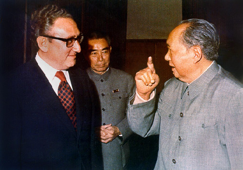 Đây cũng là giai đoạn chiến tranh Lạnh đang ở thời kỳ đỉnh điểm, Mỹ đang muốn lợi dụng mối bất đồng Trung - Xô, để lôi kéo Trung Quốc vào liên minh chống Liên Xô, do vậy bắt đầu từ đầu những năm 1970, quan hệ Trung - Mỹ dần "ấm lên". Ảnh: Bộ trưởng Ngoại giao Mỹ Kissinger gặp gỡ các nhà lãnh đạo Trung Quốc Chu Ân Lai và Mao Trạch Đông - Nguồn: Wikipedia.
