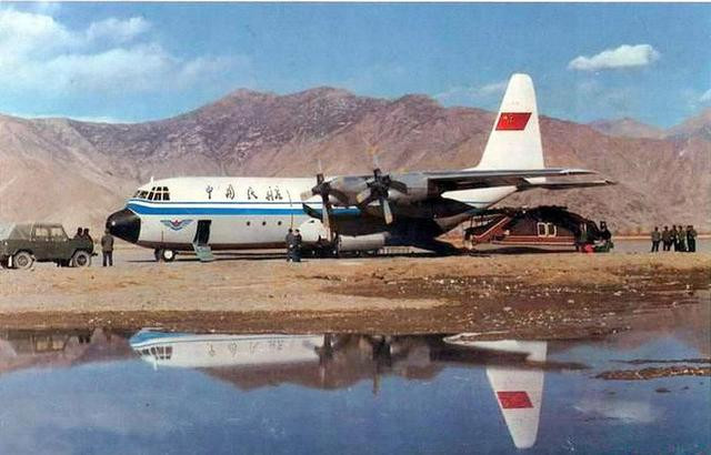 C-130 là máy bay vận tải quân sự do Lockheed Martin sản xuất, đã 2.500 chiếc máy bay loại này đã được sản xuất cho đến nay. Có nhiều mẫu máy bay vận tải loại này. Phiên bản mà Mỹ bán cho Trung Quốc là phiên bản dân sự của dòng L-100. Ảnh: Chiếc L-100 (phiên bản dân sự của C130) mà Mỹ bán cho Trung Quốc - Nguồn: Sina.