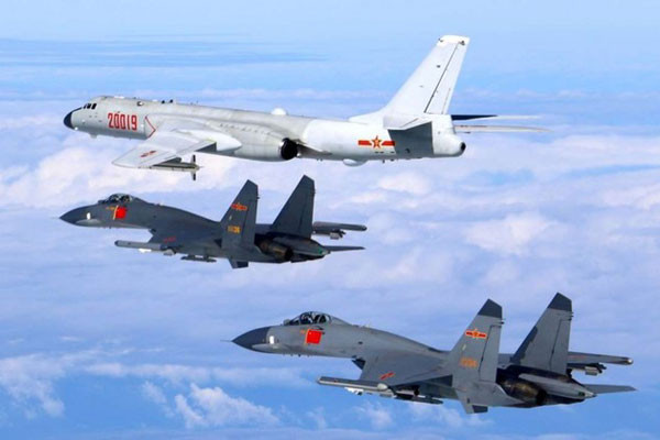 Trong khi đó, nếu các đài radar mới của Philippines được triển khai ở đảo Luzon miền bắc nước này, có thể phát hiện sớm máy bay Trung Quốc bay qua eo biển Ba Sĩ để tiến vào biển Hoa Đông, từ đó thông báo sớm cho phía Nhật Bản có những biện pháp chuẩn bị đối phó từ xa. Thậm chí, trong trường hợp chiến tranh nổ ra, hai bên còn có thể cảnh báo sớm tên lửa hành trình của đối phương. Ảnh: Biên đội tiêm kích J-11 hộ tống oanh tạc cơ H-6K của Trung Quốc.