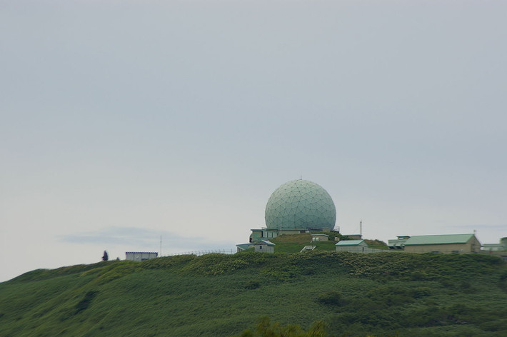 Đây có thể nói là một nước đi cao tay của Nhật Bản khi vừa có thể bán radar cho đồng minh, lại vừa có thể sử dụng những radar đó để trinh sát phát hiện đối phương tầm xa. Trong khi đó, dù cho sở hữu các radar tiên tiến và thông tin về đối phương từ phía Nhật Bản thì khả năng phòng vệ và đáp trả một cuộc tập kích đường không của Philippines là vô cùng hạn chế. Ảnh: Đài radar phòng không J/FPS-3 của Nhật Bản.