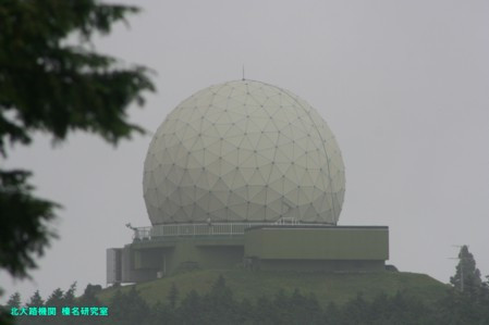Khi triển khai, đài radar J/FPS-3 được đặt cố định trên mặt đất, bên ngoài có lồng bảo vệ hình cầu, giúp radar tránh được sự gây hại của các tác nhân thời tiết như mưa, gió, sấm, chớp hay độ mặn của biển,… Ảnh: Đài radar J/FPS-3 của Nhật Bản.