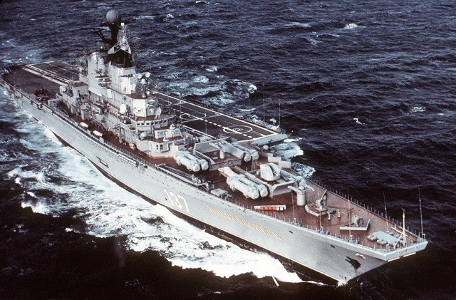Còn hai chiếc Novorossiysk và Bacu thuộc sở hữu của Hải quân Nga; sau 11 năm phục vụ, tới năm 1993, Hải quân Nga đã loại biên tàu sân bay Novorossiysk vì không có kinh phí và thực sự nó cũng không phải là đối thủ của các tàu sân bay Mỹ. Ảnh: Tàu sân bay Novorossiysk. Nguồn: ACIS.