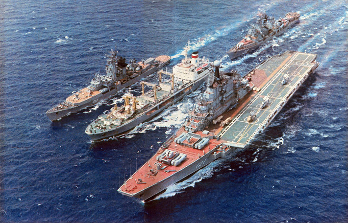 Cho đến khi tan rã, Liên Xô đã đóng 7 tàu sân bay, trong đó có bốn chiếc thuộc lớp Kiev gồm Kiev, Minsk, Novorossiysk và Baku. 2 chiếc thuộc lớp Kuznetsov (1 chiếc hoàn thành và 1 chiếc đang đóng dở) và một chiếc tàu sân bay chạy bằng năng lượng hạt nhân (đang đóng dở). Ảnh: Tàu sân bay Novorossiysk. Nguồn: ACIS.