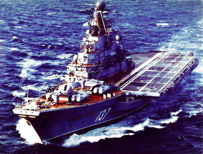 Cuối Chiến tranh Lạnh, Liên Xô chế tạo hàng loạt tàu sân bay lớp Kiev, trong nỗ lực xây dựng lực lượng không quân hải quân sử dụng tiêm kích cánh bằng đầu tiên, nhằm chuyển từ cường quốc trên bộ sang cường quốc biển và thách thức sự thống trị đại dương của hải quân Mỹ. Ảnh: Tàu sân bay Kiev trong một nhiệm vụ trên biển vào năm 1986. Nguồn: Defenseimagery