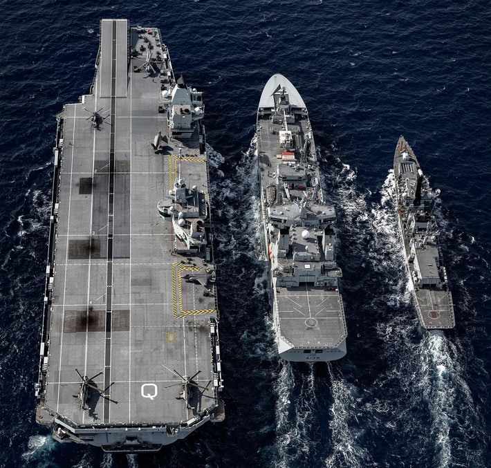 Dẫn đến một thực trạng rằng, dù tàu sân bay HMS Queen Elizabeth có thể triển khai số lượng máy bay lớn hơn tàu sân bay Liêu Ninh của Trung Quốc nhưng với việc đội tàu hộ tống quá ít ỏi, nó đã không được đánh giá quá cao về sức mạnh của cụm tác chiến tàu sân bay này. Ảnh: Tàu sân bay HMS Queen Elizabeth (trái) tàu hậu cần RFA Tidespring (giữa) và tàu hộ vệ Type 23 (phải).