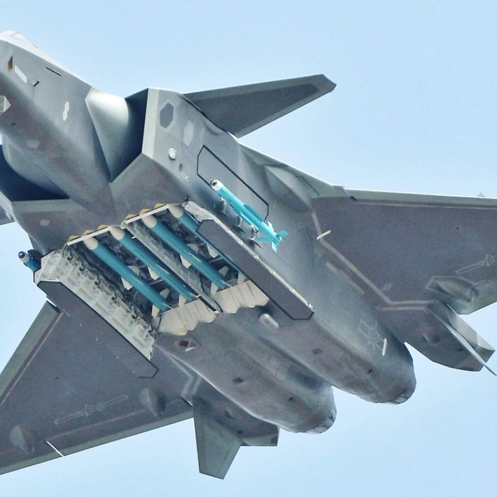J-20 Chengdu là chiến đấu cơ tàng hình thế hệ 5 do Trung Quốc nghiên cứu chế tạo, có chuyến bay đầu tiên năm 2011 và đã phục vụ trong Không quân Trung Quốc từ năm 2017 cho đến nay. Máy bay có chiều dài 20.4m, sải cánh 13.5m, trọng lượng cất cánh tối đa 37.013kg, kíp lái 1 người. Ảnh: Cận cảnh khoang vũ khí trên J-20 Chengdu của Trung Quốc.