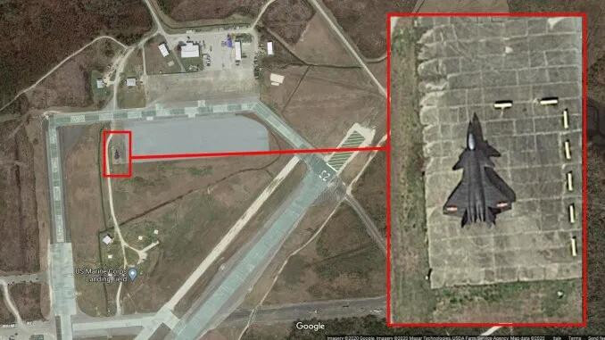 The Aviationist đưa tin, vào ngày 18/7 vừa qua, những hình ảnh vệ tinh mới nhất đã bất ngờ phát hiện một chiếc tiêm kích tàng hình J-20 Chengdu đang nằm ở bãi đáp phụ tại căn cứ của Thủy quân lục chiến Mỹ, bắc Carolina. Vụ việc đang thu hút rất lớn sự chú ý của giới truyền thông Mỹ. Ảnh: Hình ảnh vệ tinh về tiêm kích J-20 tại căn cứ Quân đội Mỹ.