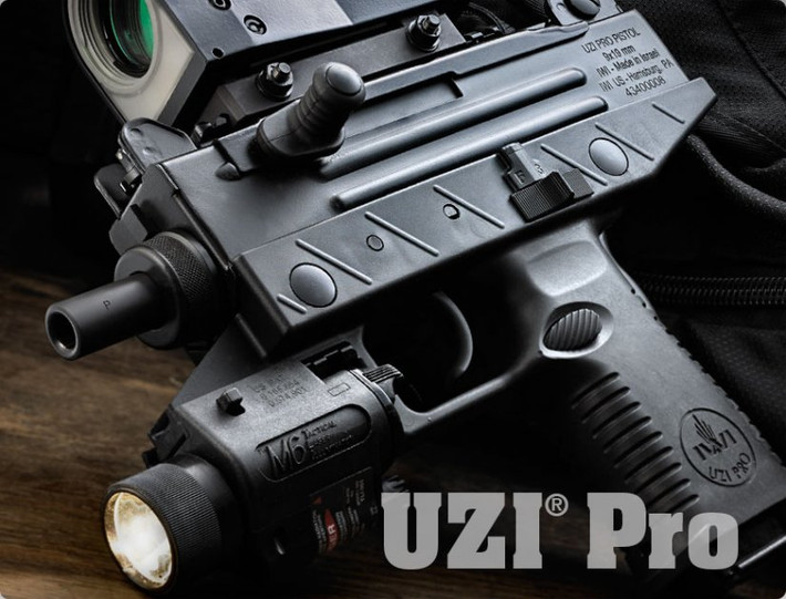 Súng tiểu liên Uzi đã được cải tiến và nâng cấp nhiều lần, có nhiều phiên bản như Uzi Mini là một phiên bản nhỏ gọn, dễ che giấu hơn với báng súng có thể gấp lại; phiên bản Micro Uzi với thiết kế còn nhỏ gọn hơn nữa; phiên bản cải tiến mới nhất là Uzi Pro (năm 2010), được đánh giá là một mẫu súng tuyệt vời, kế thừa xứng đáng truyền thống của gia đình Uzi huyền thoại với các đặc tính của một khẩu tiểu liên tương lai. Ảnh: Phiên bản mới nhất Uzi Pro - Nguồn: Military-Today.com.