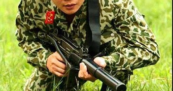 Không chỉ thành công trong nước, tiểu liên Uzi còn thành công trong xuất khẩu, trở thành một vũ khí được yêu thích của quân đội nhiều quốc gia như Nhật Bản, Đức, Bỉ, Peru và Brazil. Vũ khí này cũng được sản xuất theo giấy phép ở nước ngoài (kể cả ở Việt Nam). Ảnh: Chiến đấu viên đặc công với tiểu liên Uzi gắn nòng giảm thanh - Nguồn: QPVN.