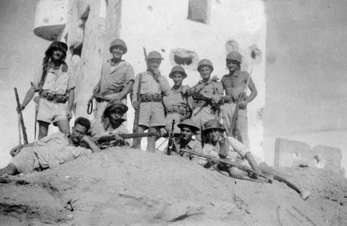 Lực lượng quân đội Israel vừa mới được thành lập đã chiến đấu kiên cường, bảo vệ vững chắc đất nước trong hoàn cảnh thiếu thốn vũ khí; trong khi đó, liên quân Arab có quân số đông và trang bị vũ khí tốt hơn Israel nhiều lần. Ảnh: Quân đội Israel trong cuộc chiến năm 1948 - Nguồn: Common.