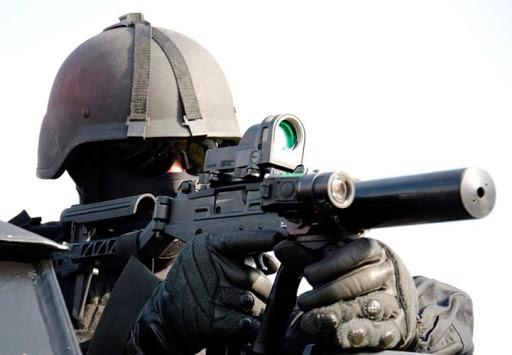 Tiểu liên Uzi cũng được xuất khẩu rộng rãi và được các quốc gia khác sản xuất theo nhượng quyền của Israel; súng Uzi đã có mặt ở nhiều cuộc xung đột vũ trang trên thế giới và trở thành vũ khí ưa thích của các băng đảng tội phạm ở Mỹ. Ảnh: Đặc nhiệm Colombia với súng Uzi - Nguồn: Military-Today.com.