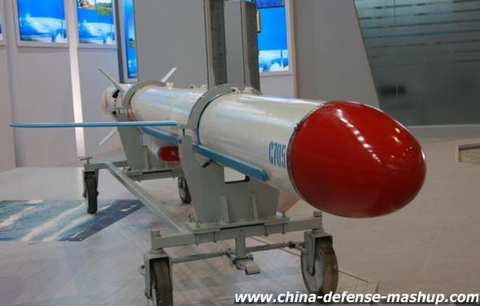 Quả tên lửa thứ hai được phóng từ tàu KRI Kujang đã rời bệ đúng theo hiệu lệnh khai hỏa nhưng sau đó cũng gặp sự cố và lao xuống biển khi mới chỉ bay được nửa đường đến mục tiêu. C-705 là loại tên lửa chống hạm do Trung Quốc chế tạo với trọng lượng 320kg, đầu đạn nặng 110-130kg, tầm bắn 140-170km và Indonesia cũng đã mua giấy phép sản xuất tự chủ trong nước loại tên lửa này. Ảnh: Cận cảnh quả tên lửa C-705.