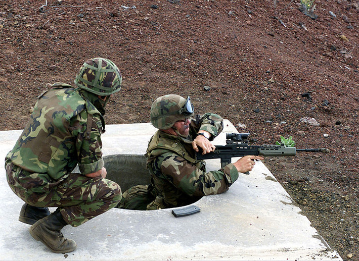 Ngoài ra, mẫu súng kiểu bullpup cũng rất bất tiện cho những người thuận tay trái, vì cấu tạo bệ khóa nòng và lẫy hất vỏ đạn nằm sau cò súng, nên tay kéo khóa nòng bắt buộc phải nằm phía bên phải, bắt buộc người bắn phải tập bắn tay phải; nếu không khi sử dụng bằng tay trái, sẽ rất nguy hiểm khi vỏ đạn văng ra khi bắn và bất tiện khi lên đạn; trọng lượng của súng cũng khá nặng, nên người sử dụng khá mỏi tay khi dùng. Ảnh: Một lính Anh dùng tay trái lên đạn khẩu L85A1. Nguồn: Wikipedia.