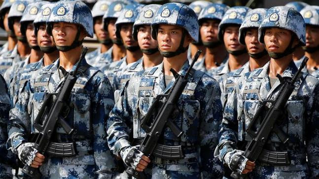 Nhờ sự đầu tư "mạnh tay", từ cuối năm 2015 đến nay, HQĐB Trung Quốc đã có những bước phát triển lớn. Theo các nhà phân tích quân sự, đến năm 2020, PLAN có thể có khả năng kiểm soát chuỗi đảo thứ nhất ở Tây Thái Bình Dương và phát động những trận hải chiến lớn ở vùng biển phía Đông Đài Loan. Ảnh: HQĐB Trung Quốc - Nguồn: Sina.