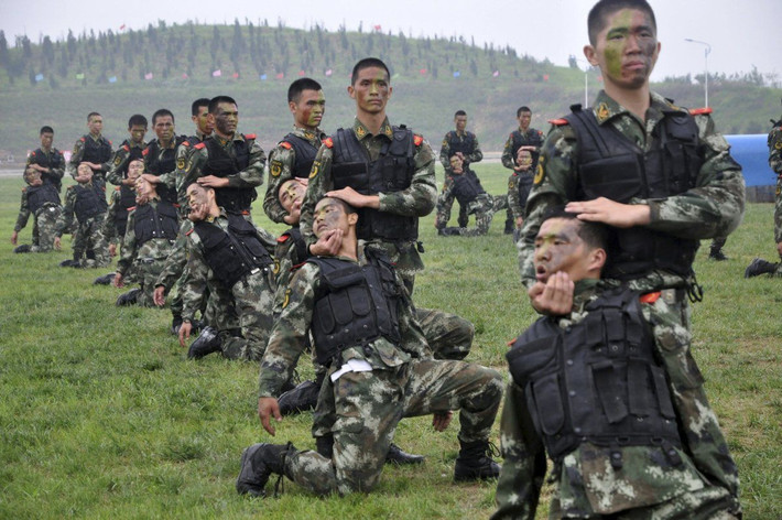 Ở Biển Đông, để hỗ trợ và phòng thủ chuỗi các đảo nhỏ ở cả hai quần đảo Hoàng Sa và Trường Sa (Trung Quốc chiếm đóng trái phép của Việt Nam), Trung Quốc phát triển một lực lượng tác chiến đổ bộ mạnh và linh hoạt, để có thể phản ứng nhanh với các “mối đe dọa” từ các bên tuyên bố chủ quyền khác đối với khu vực này. Ảnh: Lực lượng đặc nhiệm HQĐB Trung Quốc luyện tập - Nguồn: Sina.